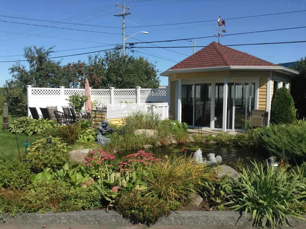 Douces Evasions Bed & Breakfast Saint-Anselme Exterior photo